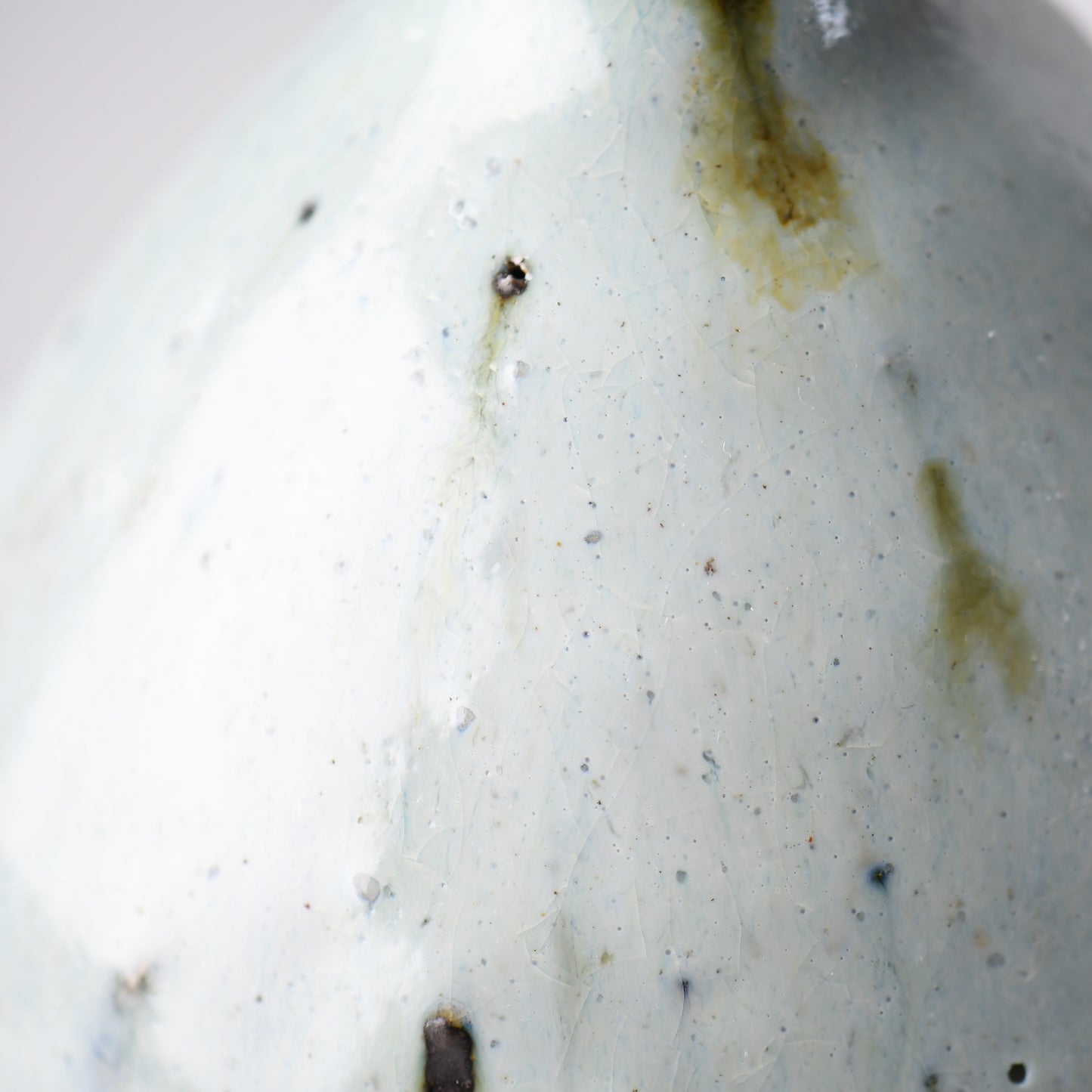 Close-up of the “Hakuhō” sake carafe, showing its snowy white glaze with fine crackles, natural ash deposits, and subtle earthy tones.