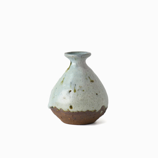 Handcrafted “Hakuhō” sake carafe with a snowy white glaze and earthy clay base, fired in a traditional wood-fired kiln.