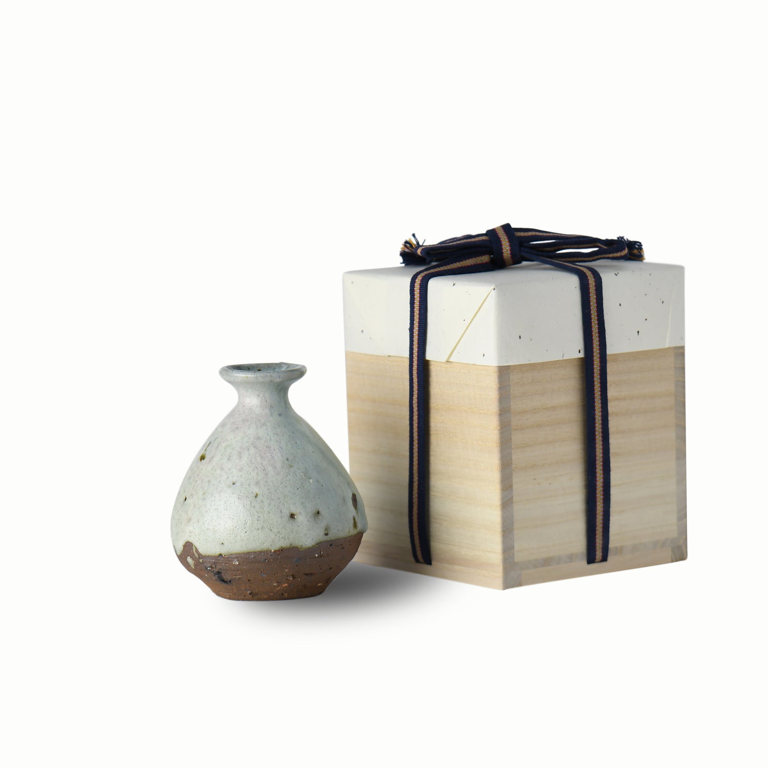 Handcrafted sake carafe “Hakuhō” (White Peak), wood-fired in an anagama kiln with snowy white glaze and earthy base, shown with its wooden gift box.