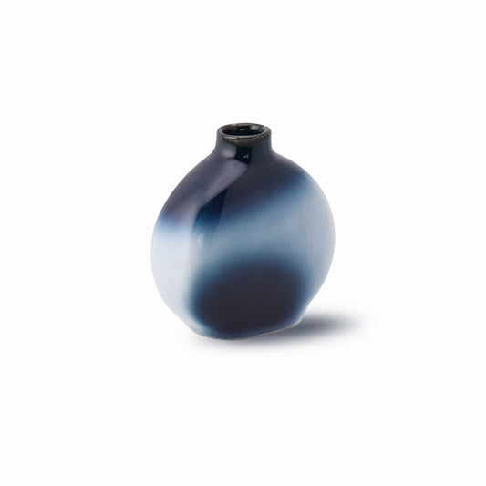 Kasumi bud round-shaped vase with soft blue mist glaze by Yoshito Takenishi – front view