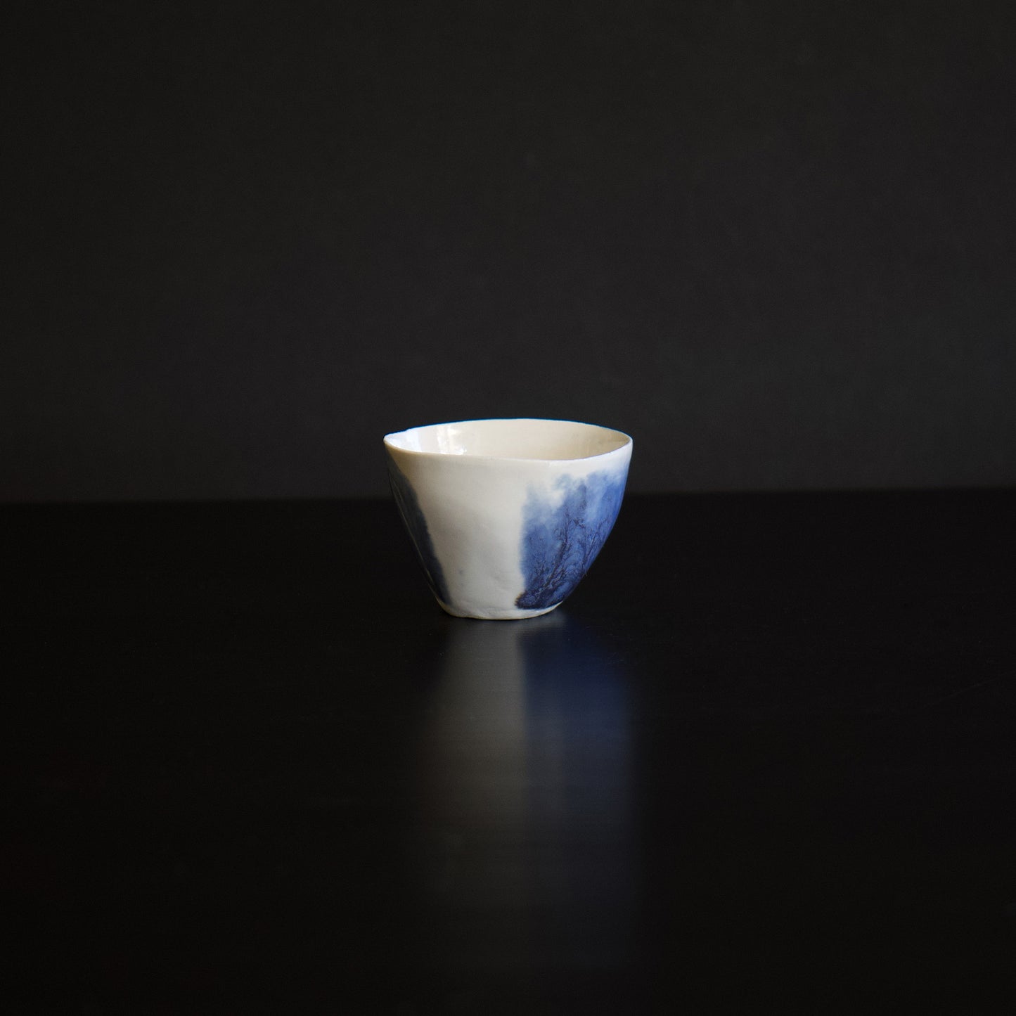 The contrast of blue and white is beautiful. You can use this guinomi as a bud vase with small short flower.