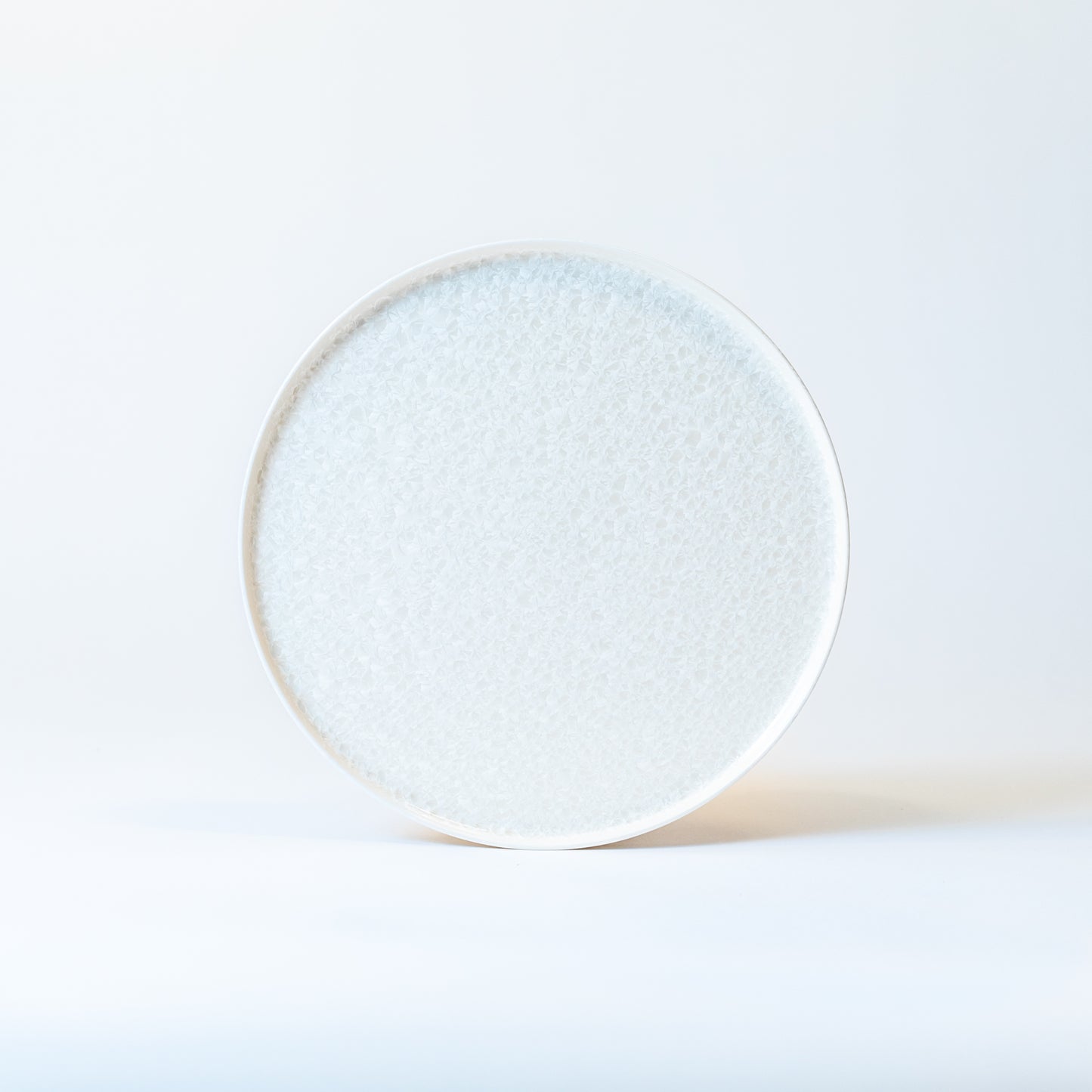 Round plate with raised rim. Beautifully it shins. Elegant design will give sophisticated feel to your table.