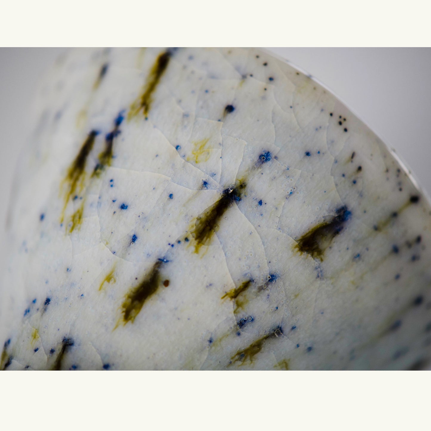 The close-up of the surface of the cup. The colors, patterns and kannyu (cracked glaze on purpose) are perfect. Kondo's skills are amazing.