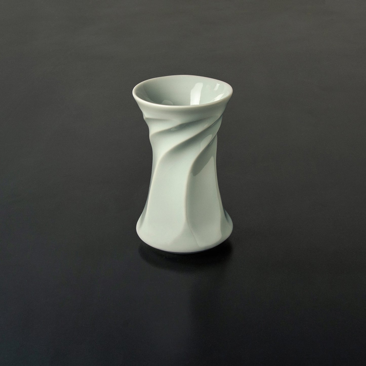 Japanese ceramic elegant Maki vase with spiral