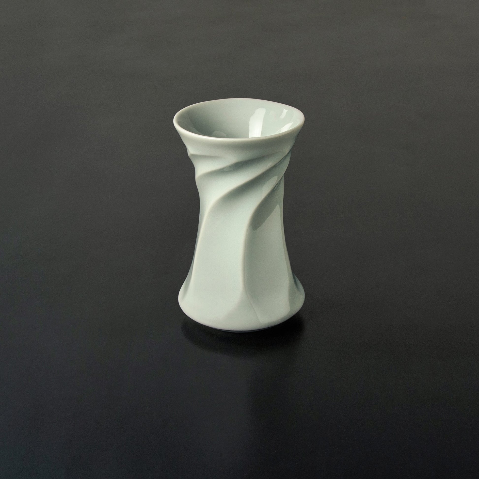 Japanese ceramic elegant Maki vase with spiral