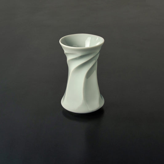 Japanese ceramic elegant Maki vase with spiral