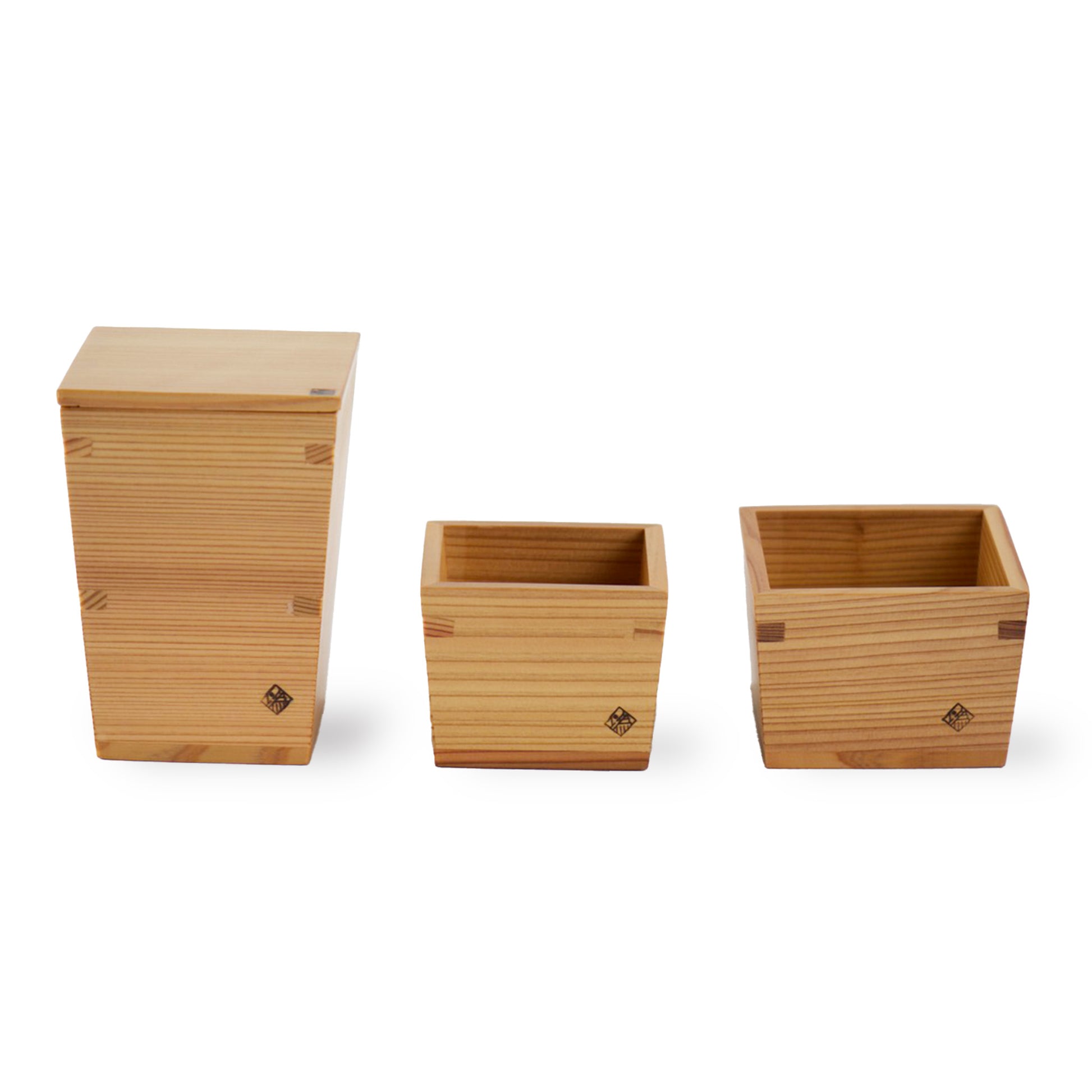 A cedar carafe with a lid and two different sized cups, ideal for serving sake. Handmade by artisans. Japanese tableware. Drinkware set.