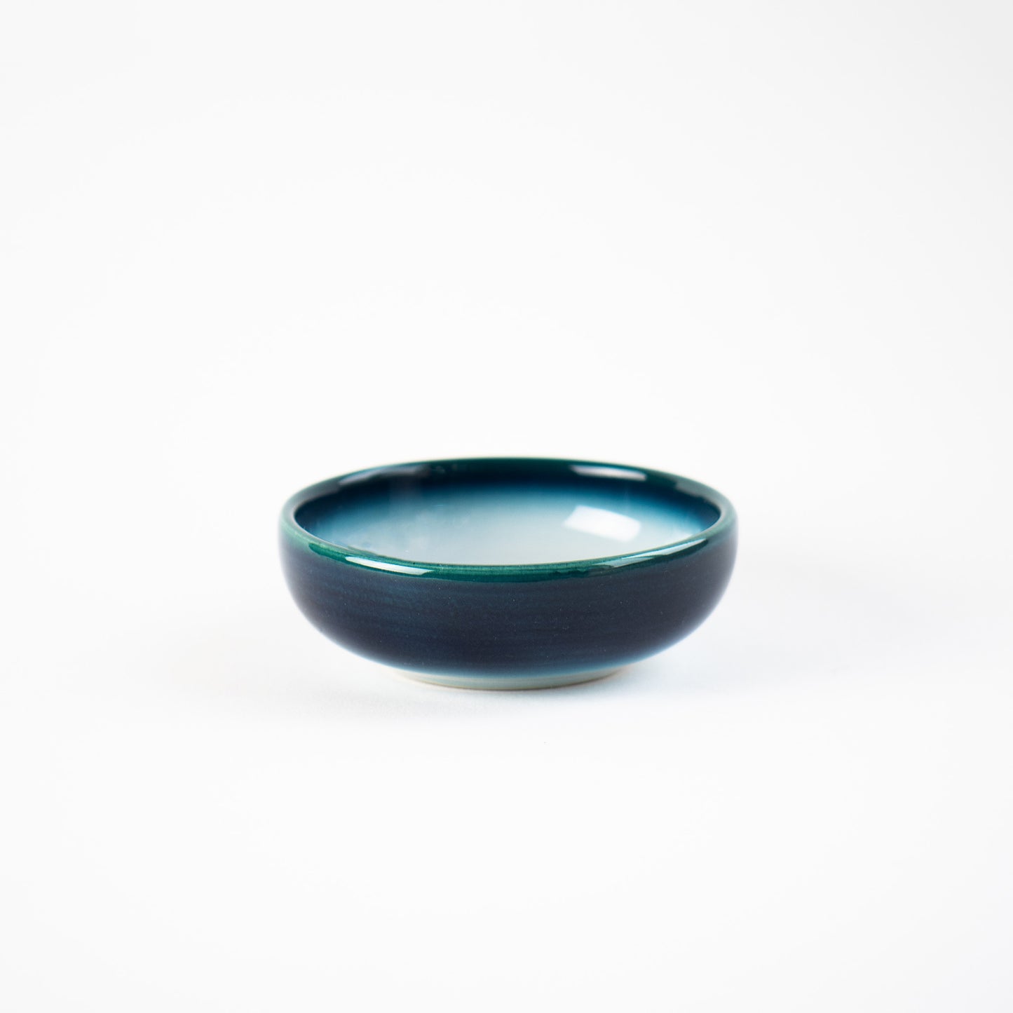 Isolated Shima White shoyu dish showing white center and midnight-blue edge, handcrafted by Yoshito Takenishi.