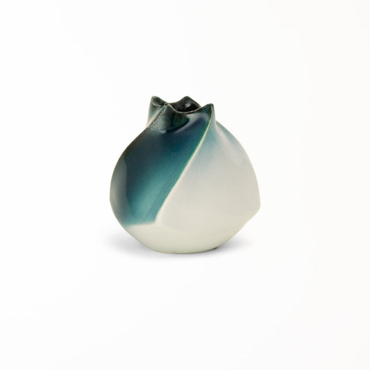 Suiroku vase in deep blue and white, featuring a handmade swirl by Ikeda and glaze by Takenishi – side view