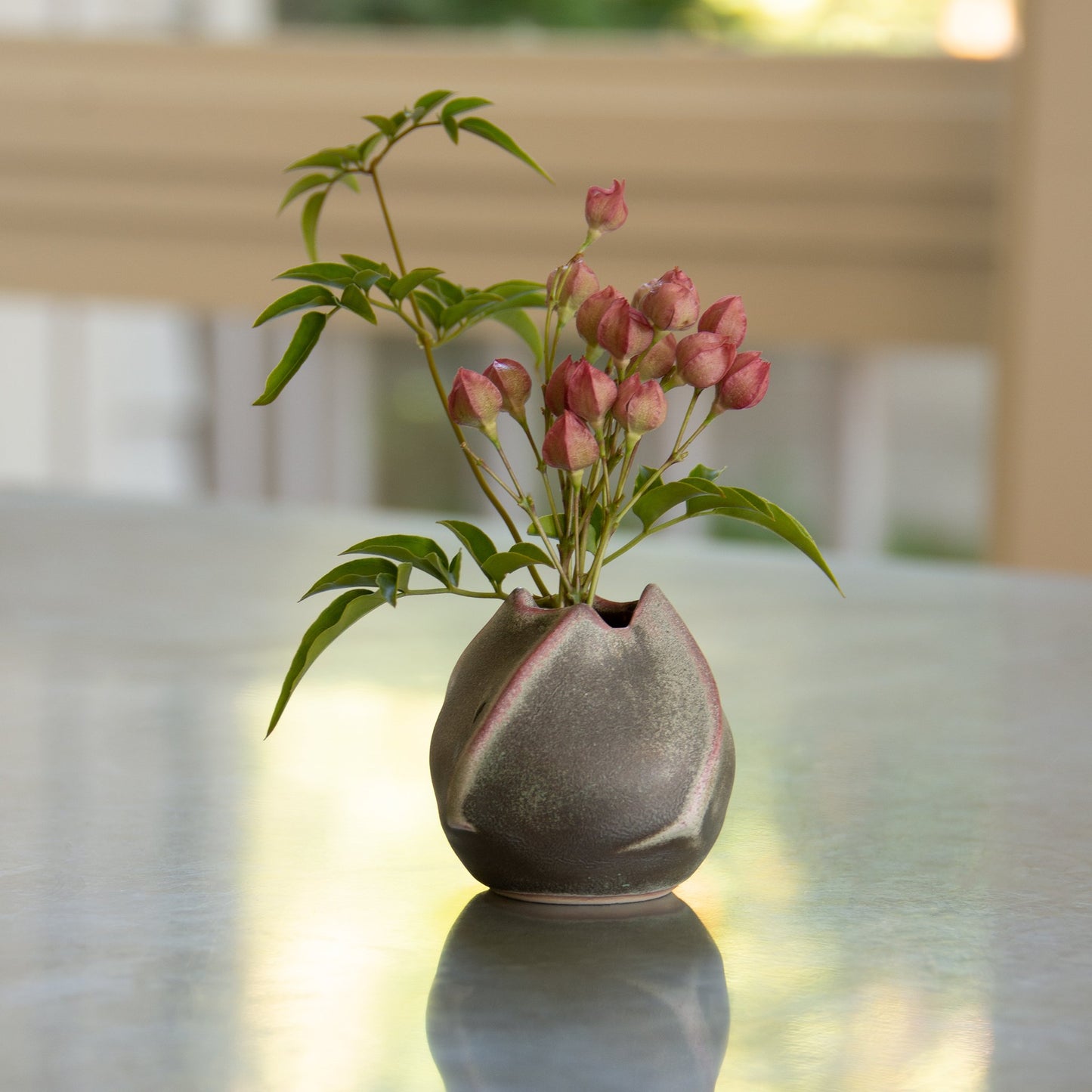 Kinyo bud vase 1 with pink and gray tones, fired in traditional anagama kiln – with seasonal flowers