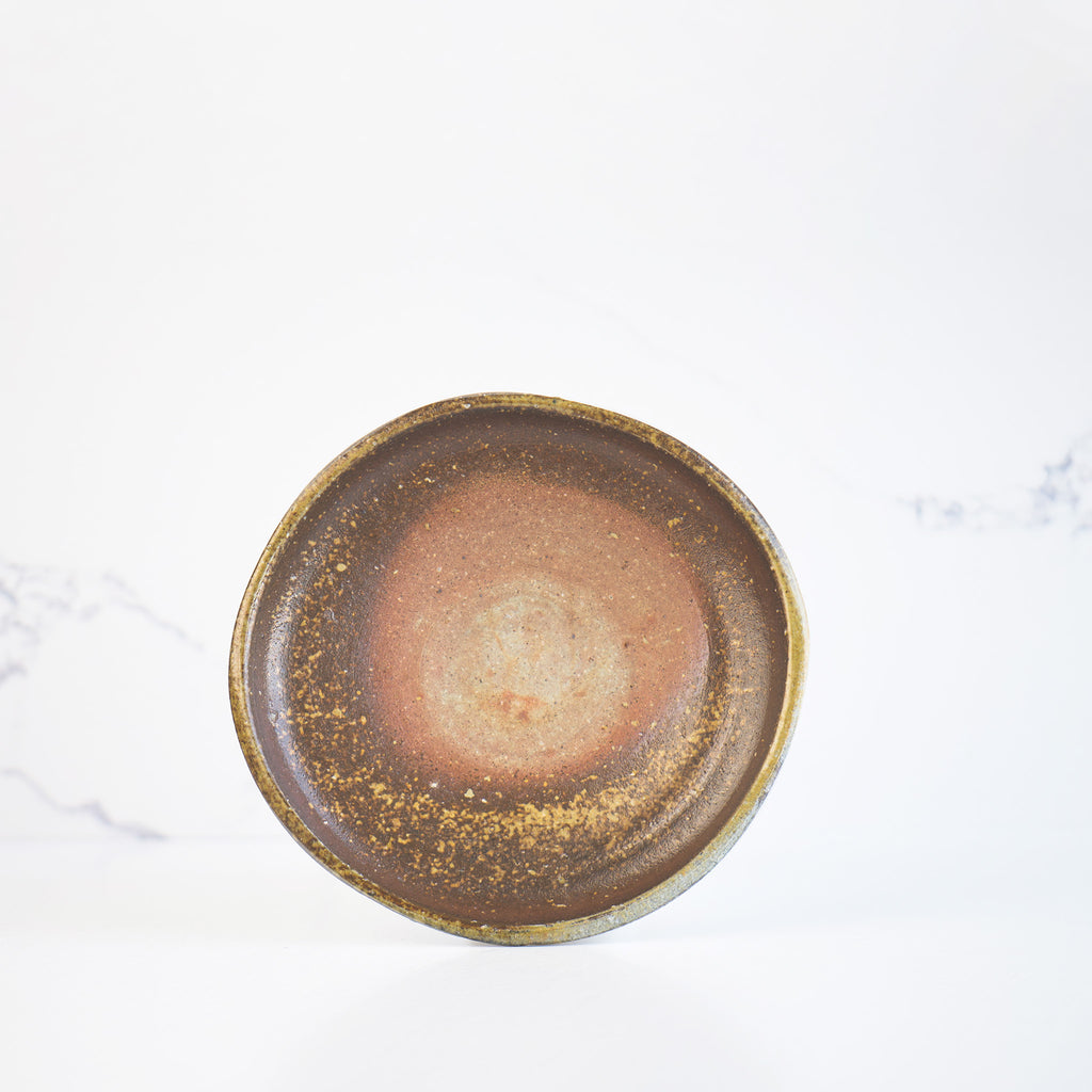 A front view of the 6-inch plate featuring light brown sparkles on the slightly reddish-brown outer edge, transitioning gradually to a beige center. Elegant Japanese tableware.