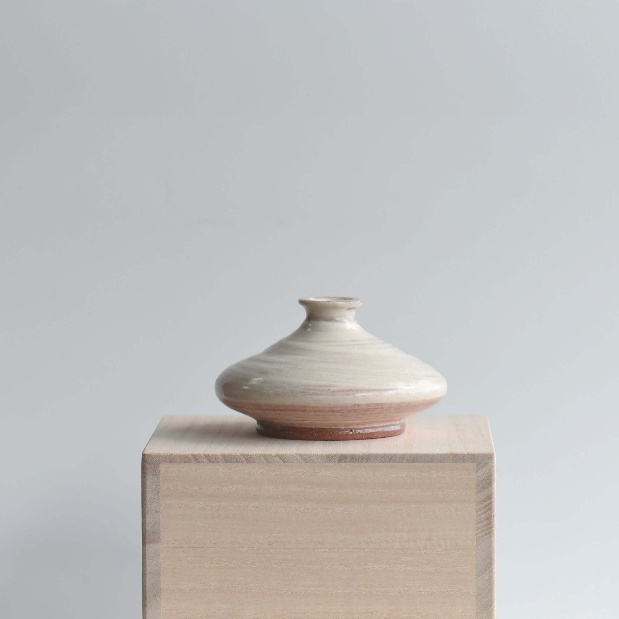 Seikan White Brushed Bud Vase by Takeshi Honda | WAZA Tokyo