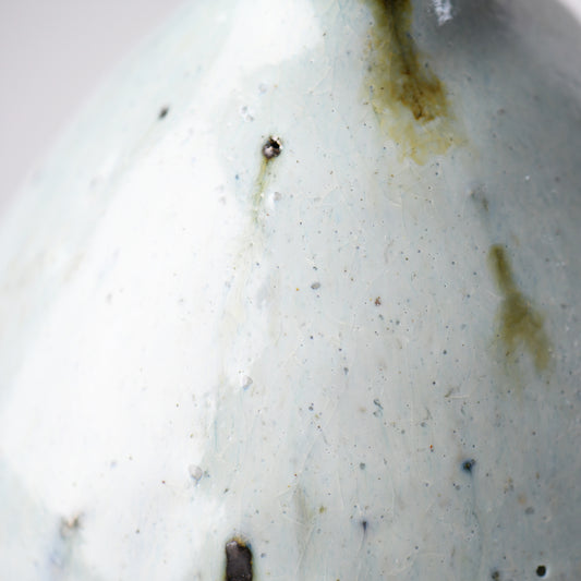 Close-up of the “Hakuhō” sake carafe, showing its snowy white glaze with fine crackles, natural ash deposits, and subtle earthy tones.