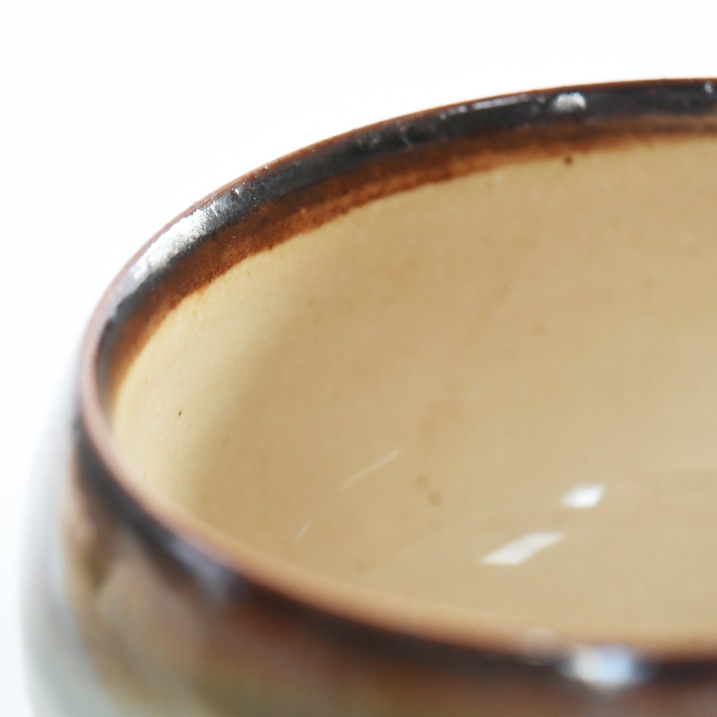 Close-up of brown rim and misty blue-green glaze detail on Yusumi (夕澄) matcha bowl