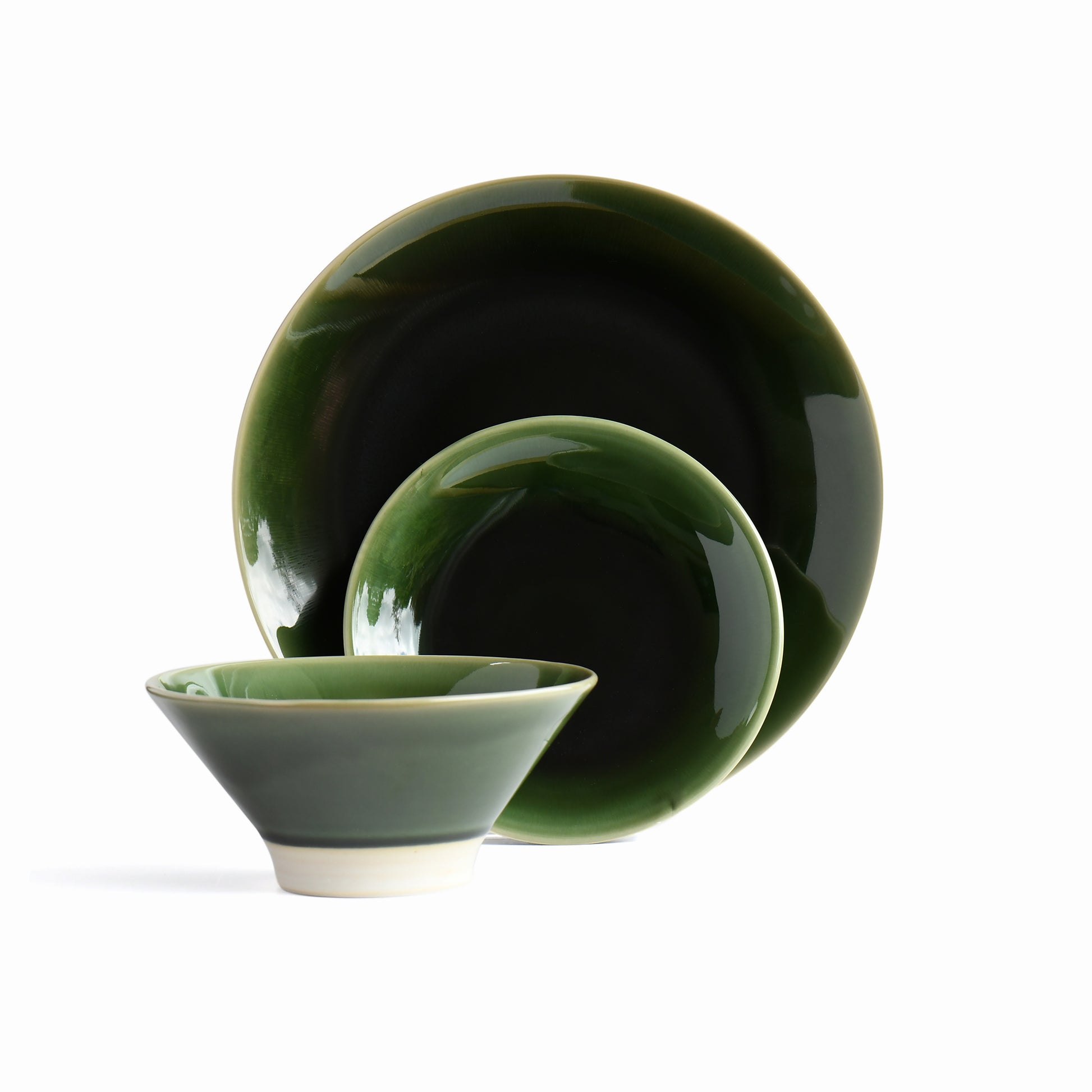 Suiran Japanese dinnerware set featuring an emerald green dinner plate, salad plate, and bowl
