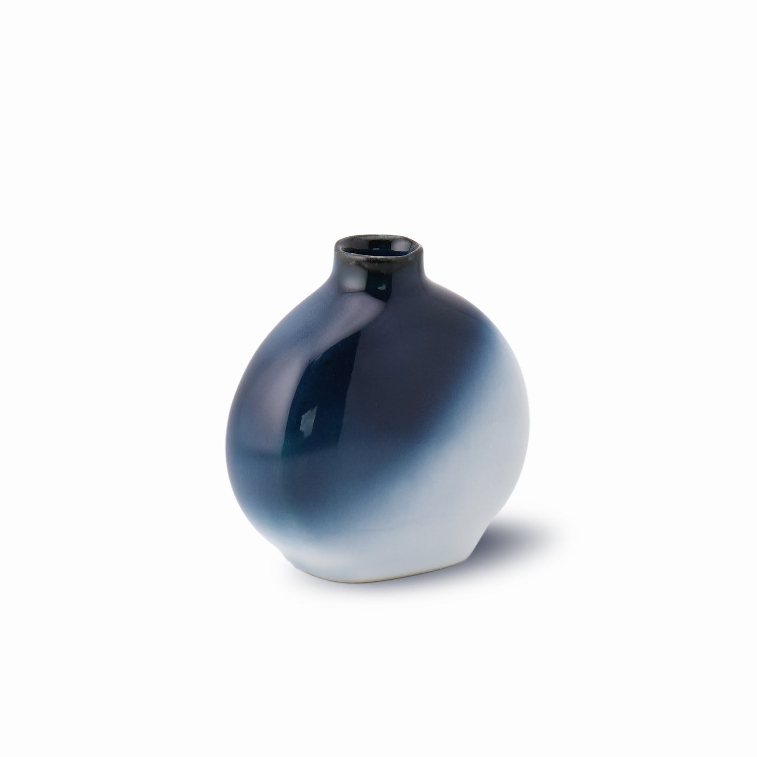 The front view of a flat, round-shaped bud vase with dusk-inspired glaze by Yoshito Takenishi.