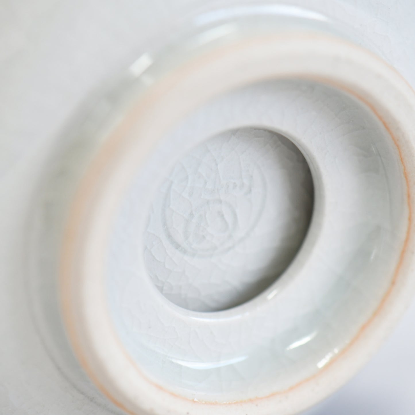 Bottom of Shunme white guinomi showing artisan mark, Ikariya Kiln Fukushima