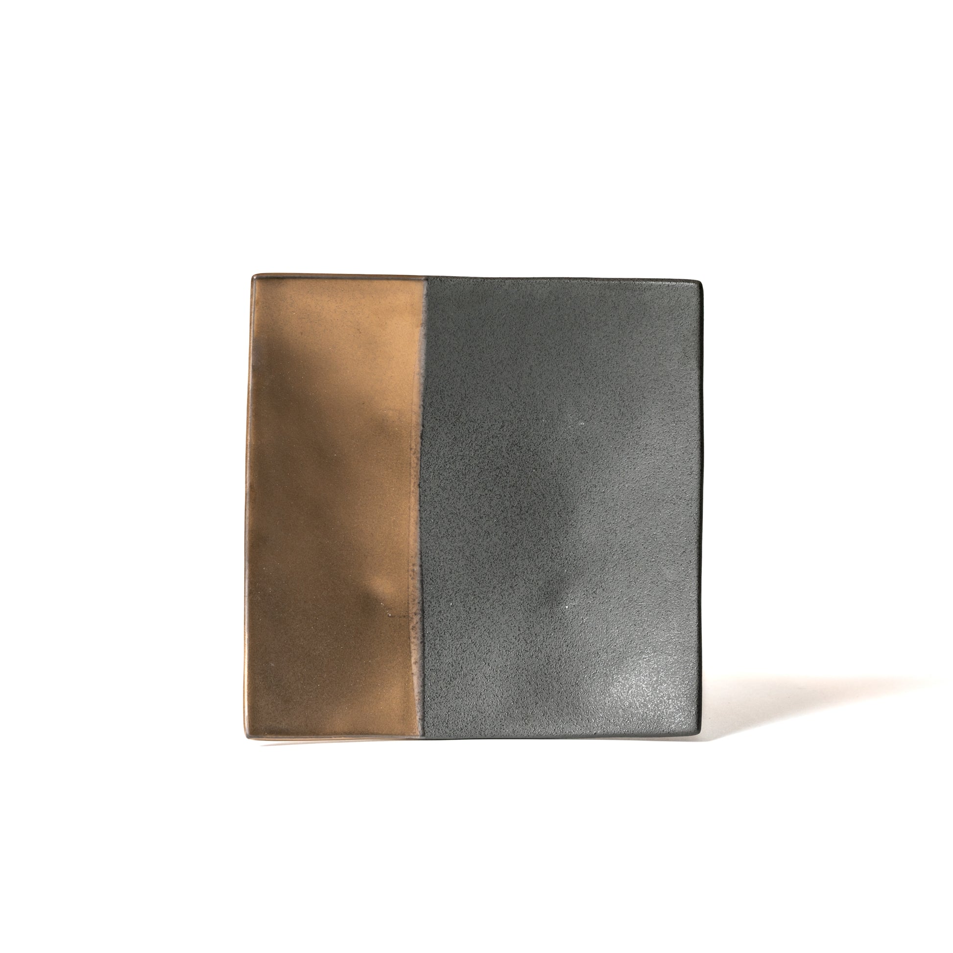 The front view of the plate. A little bit less than a half is gold and the rest is black. The color combination is stunning.
