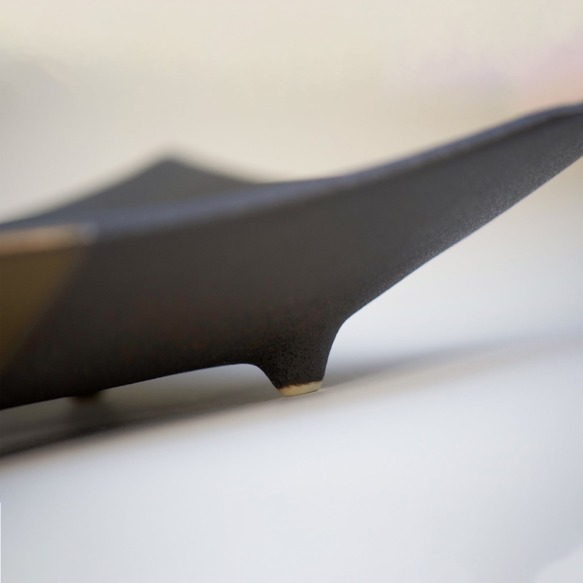 Close up of one of the foot of the plate. The glaze was covered front and the back of the plate completely, but the tip of the foot was not glazed, which even looks elegant.