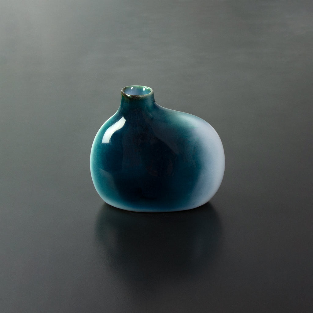 Blue and white Japanese bud vase with flattened spherical shape with cylindrical opening