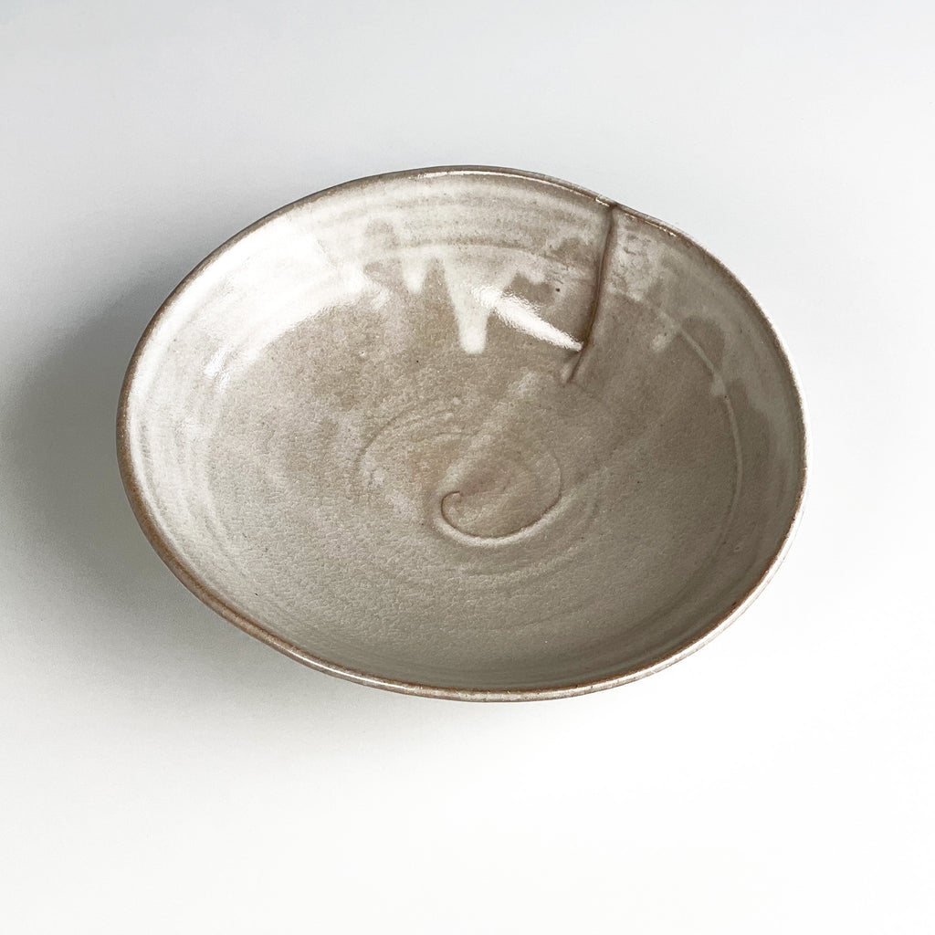 Handmade shallow kohiki bowl light gray with white brushed beautif design