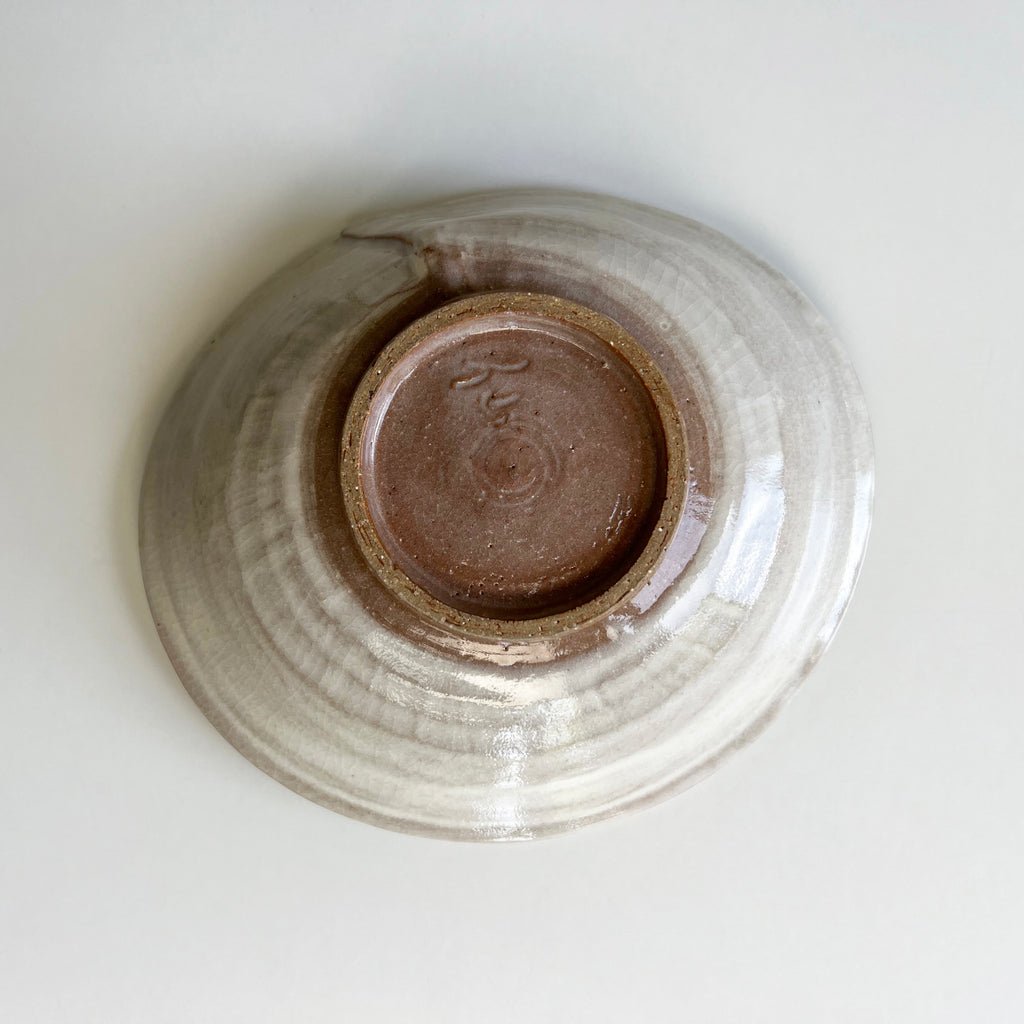 Kohiki kaigara shell bowl is carefully created even the back of the bowl with artist’s signiture