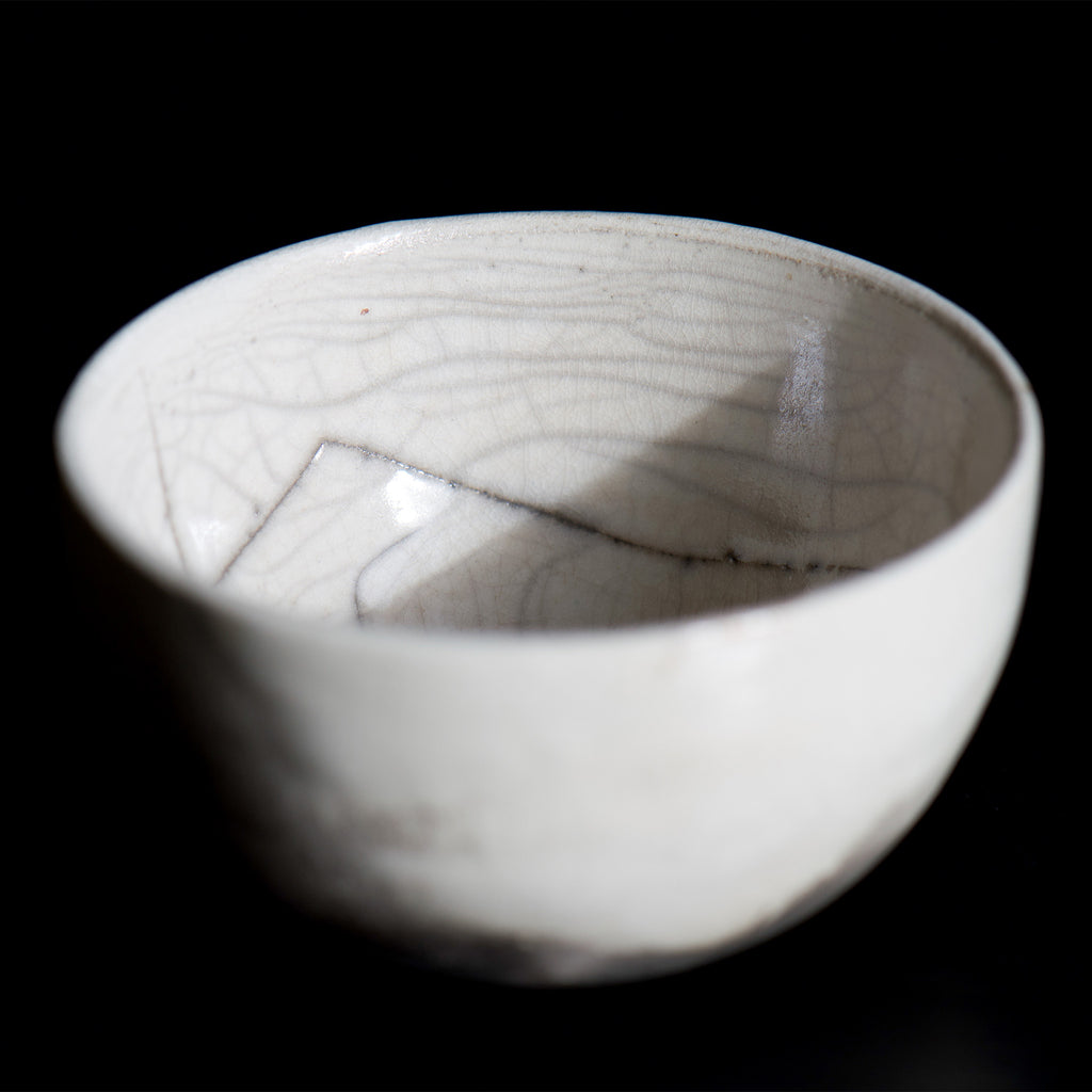 The inside features delicate gray and charcoal-colored veins with black dots resembling scattered ink, creating a stunning accent. When pouring Japanese sake, the veins seem to sway slightly, creating a mesmerizing effect.