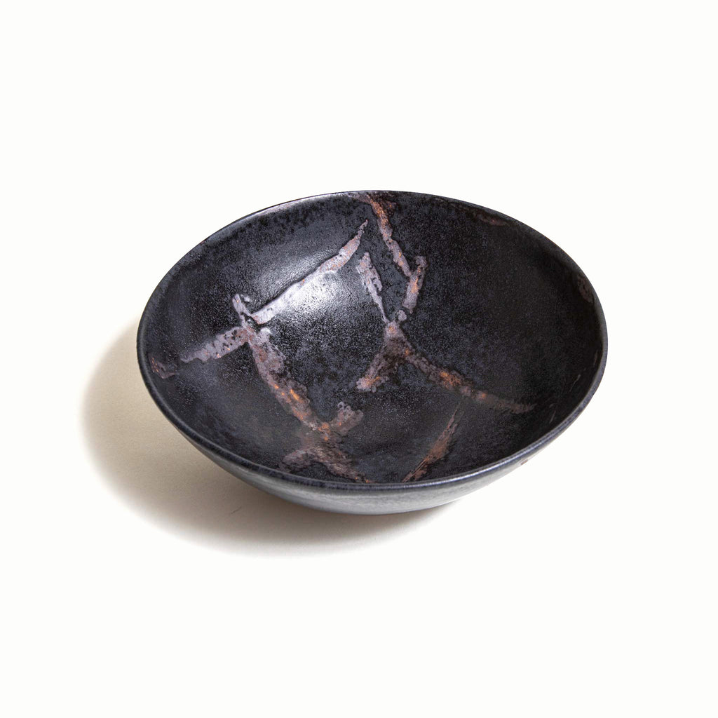 Black round bowl with distinctive wine-red lines inside. Vertical 2 lines and horizontal 3 lines.