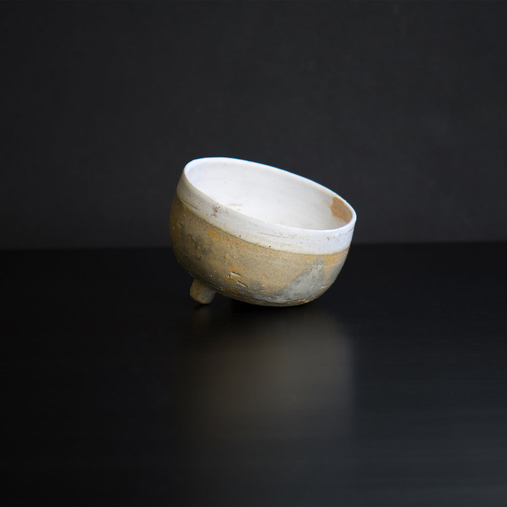 This bowl has two foot so that it's angled when you place it on the table. Matte white glaze is around the edge, which is about 1 inch deep that continues to the inside of the bowl.