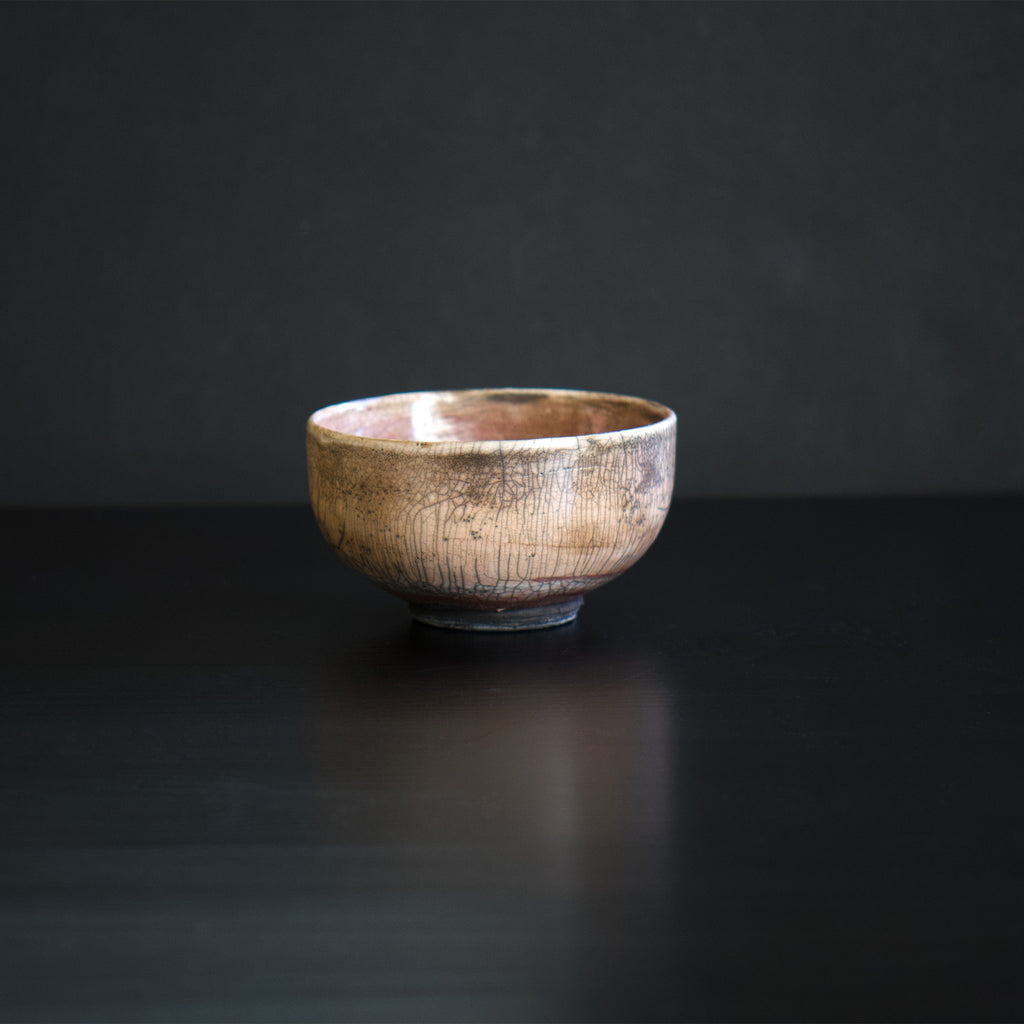 Introducing beautiful matcha bowl crafted by Japanese artisan, Mami Kanno. Beautiful gray lines like a willow is all around the bowl on soft pink like beige color. Although this was made in France by the Japanese artist, you feel wabi sabi.