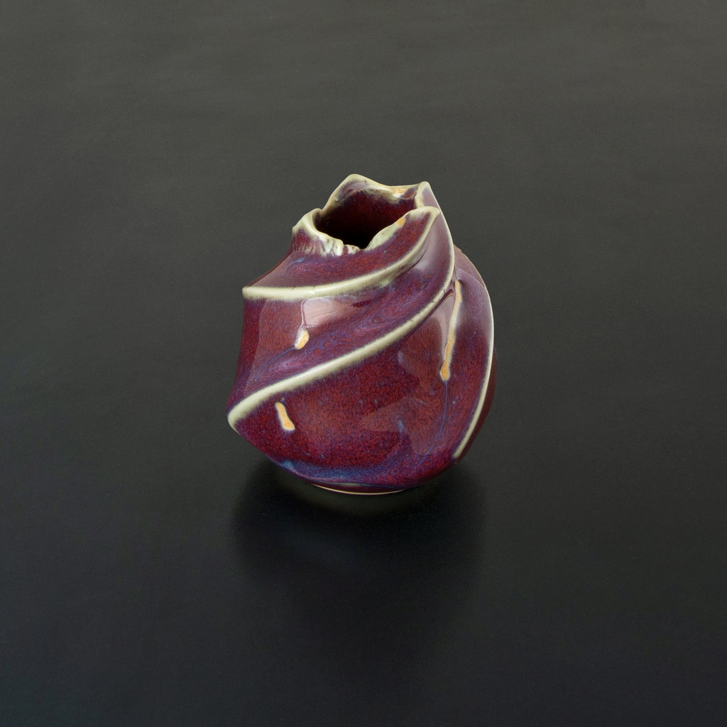 Violet Japanese vase Kinyo 5 off-white swirling ribs dark violet-red background rustic