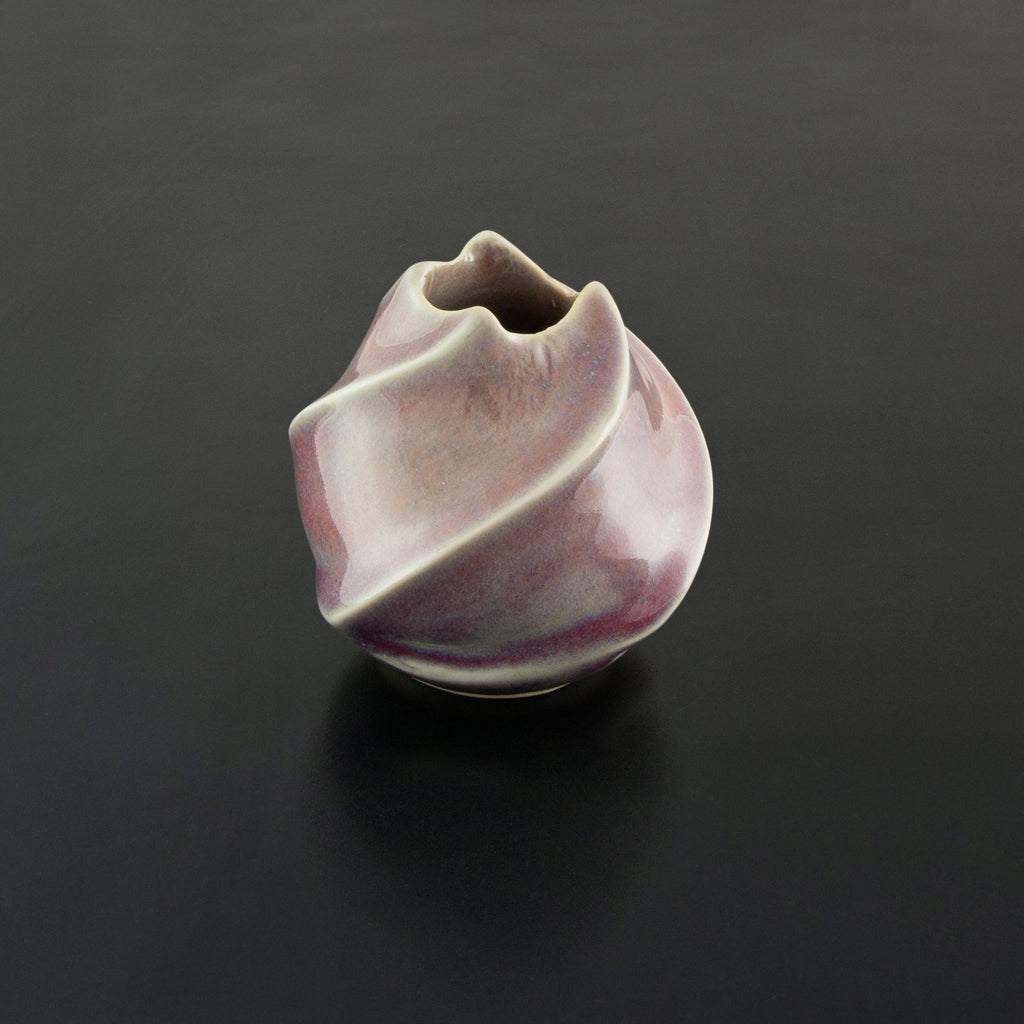 Creative vase design Kinyo Violet 1 Vase off-white swirling ribs light violet-red off-white gradient background