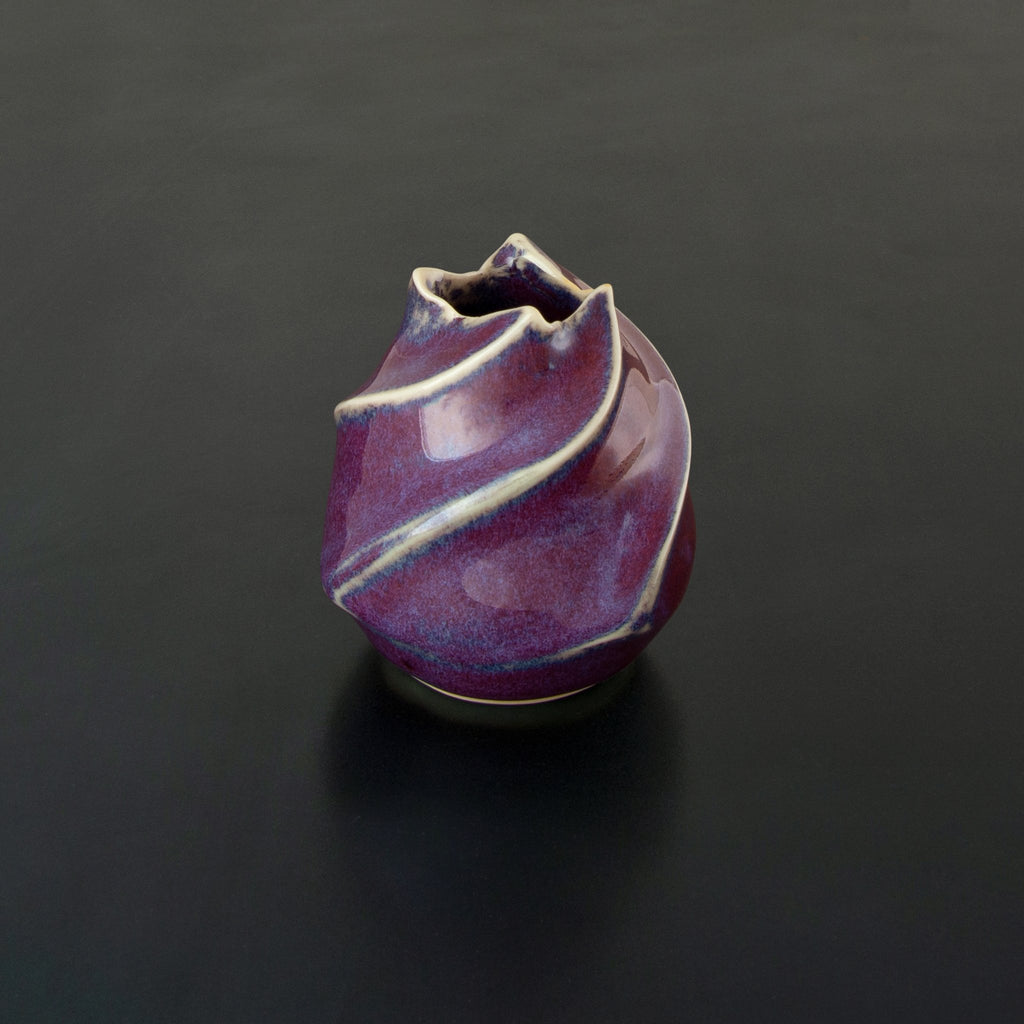 Japanese ceramic bud Kinyo Violet 3 vase off-white swirling ribs dark violet red background blue gradient 