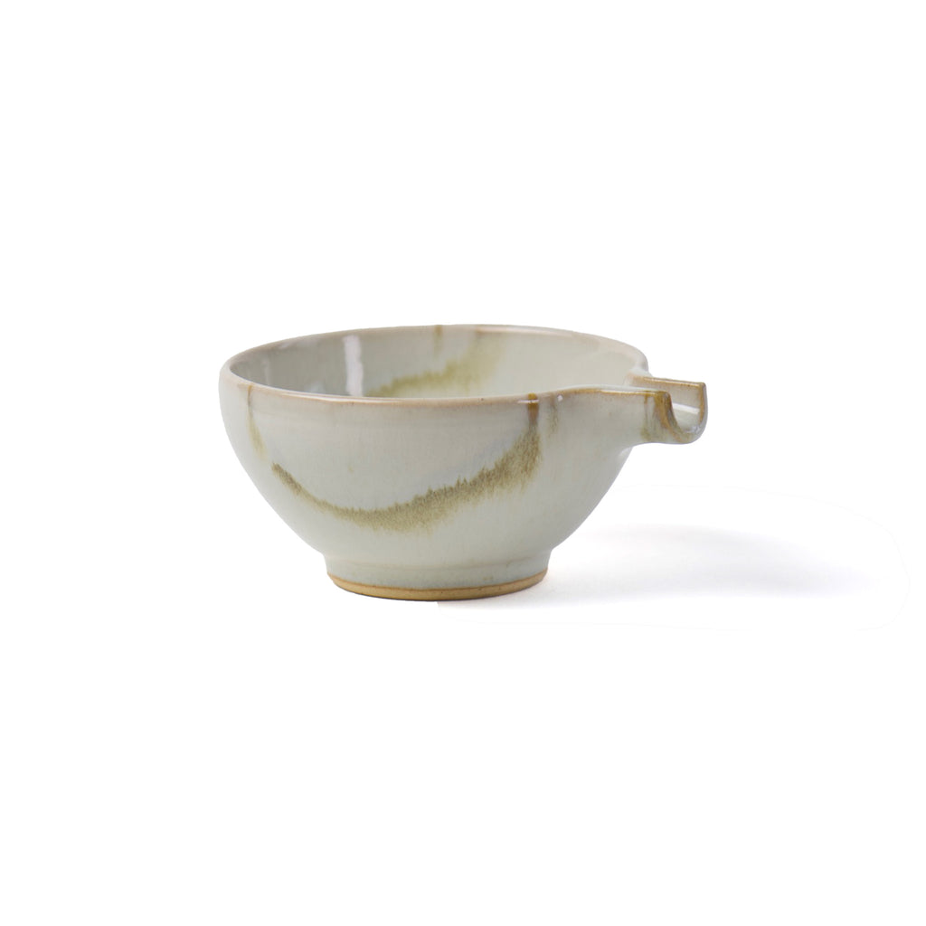 This is a bowl with spout on the edge. The color is gentle beige and there are light brown lines that are drawn by brush. This is a versatile bowl. You can make matcha, salad dressing and anything you mix ingredients and pour it to other dish. Japanese artisan crafted each one of them by hand. Great addition to your tableware.