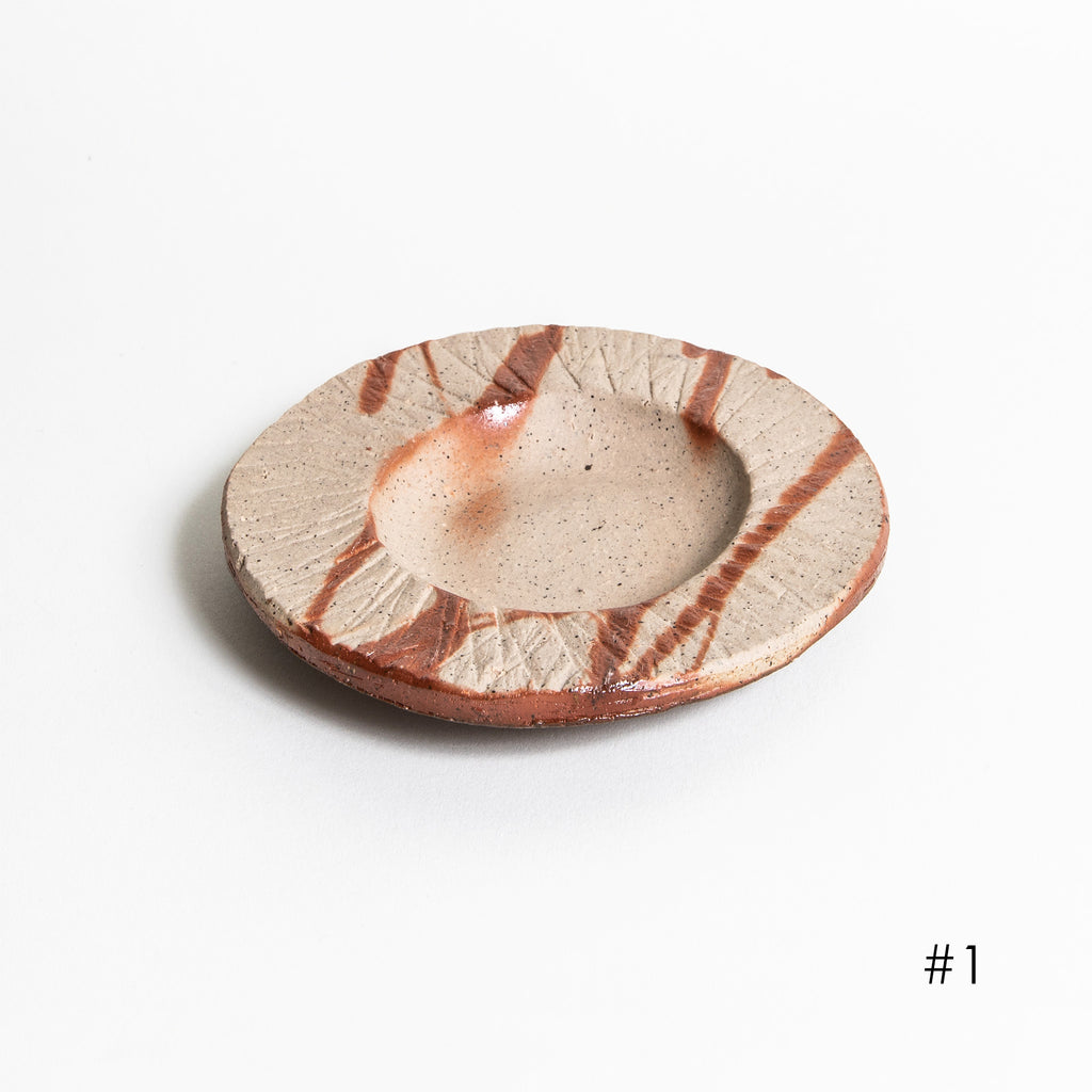 This small plate was hand crafted by Manabu Suehiro, master of Bizen ware. This is a one of a kind plate. You can use it as spoon rest during tea/coffee break and you can put your rings and earings. Great gift for your loved ones.