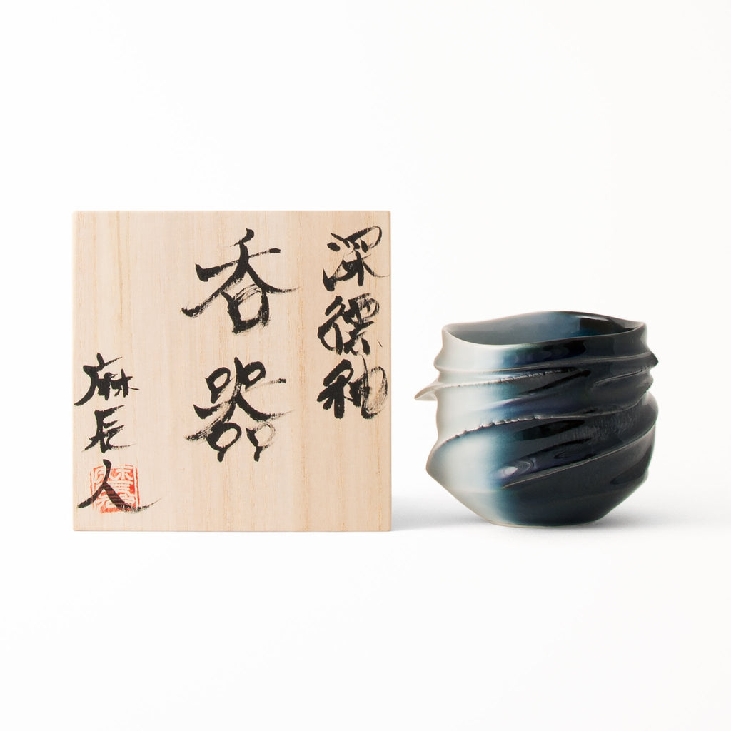 Japanese sake cup collaboration Suiroku elegantly packaged in signed wooden box
