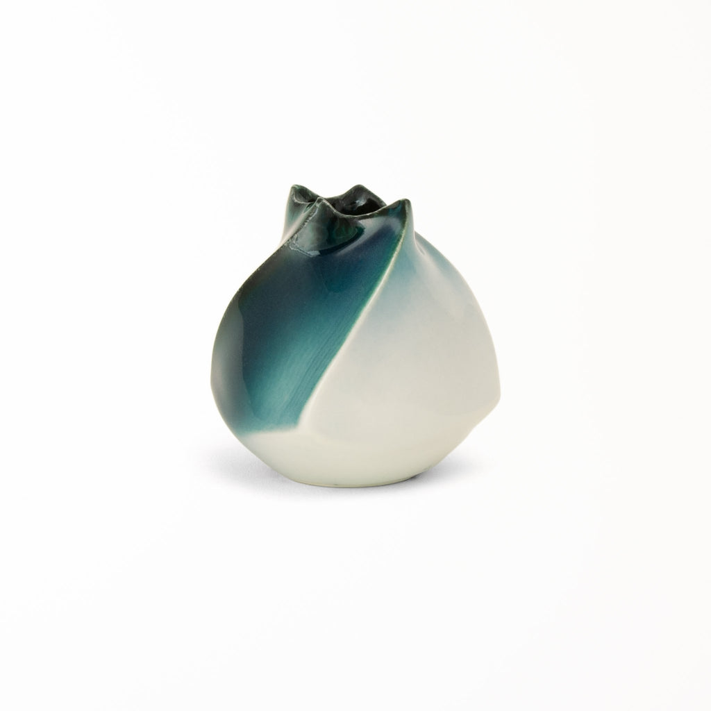 Suiroku Japanese vase glazed deep blue diffusing to modern white 