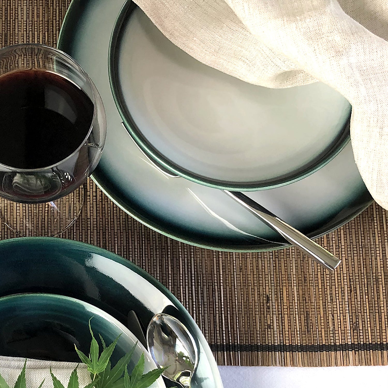 All occasion dishware place setting Shima White 4 piece deep blue border diffusing to light green rim 